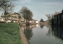 857622 Gezicht op de Stadsbuitengracht te Utrecht, vanaf de Weerdsingel O.Z., met links de Vaaltbrug en op de ...